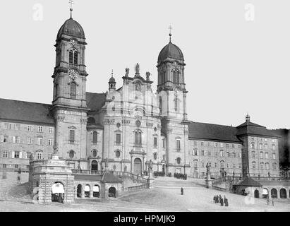 Immagine storica a partire da un negativo di vetro che mostra l'Abbazia di Einsiedeln, un monastero benedettino nella città di Einsiedeln nel Cantone di Svitto, Switze Foto Stock