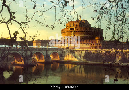 Vista sul fiume Tevere a Ponte Sant'Angelo e Castel Sant'Angelo, Roma, Italia Foto Stock