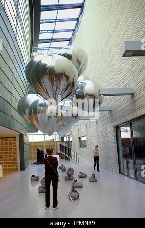 Kumu Art Museum,Red eyed sky walkers da Jenny Marketou,in Kadrioru Park,Tallinn, Estonia Foto Stock