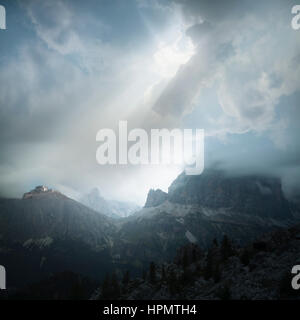 Spettacolari montagne nella nebbia. Regno fiabesco Foto Stock