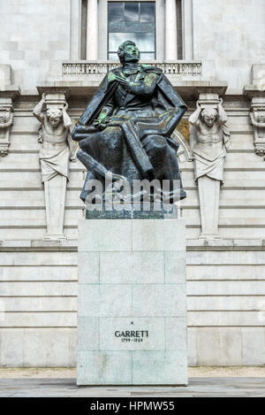 Statua del poeta portoghese, drammaturgo, scrittore e uomo politico Almeida Garrett di fronte a Porto City Hall, Portogallo Foto Stock