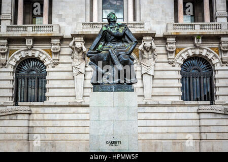 Statua del poeta portoghese, drammaturgo, scrittore e uomo politico Almeida Garrett di fronte a Porto City Hall, Portogallo Foto Stock