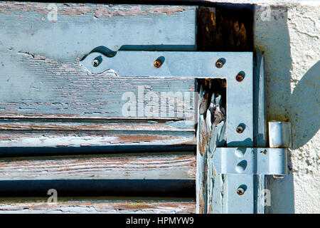 Finestra grigia palazzi viladosia italia abstract giornata soleggiata legno tenda alla veneziana in calcestruzzo mattone Foto Stock