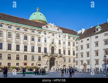 Austria, Vienna Hofburg, vista di St. Michael's Gate con Hercules statue, dall'interno di piazza Castello presso la parrocchia di San Michele ala (Michaelertrakt) Foto Stock