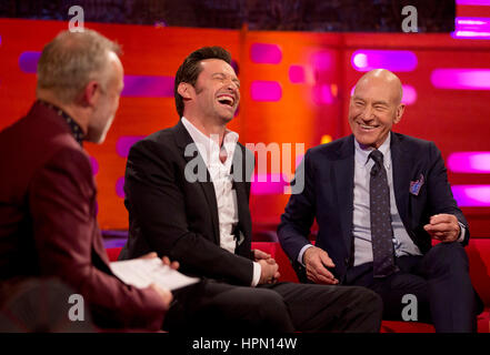 (Da sinistra a destra) Graham Norton, Hugh Jackman e Patrick Stewart durante le riprese del Graham Norton Show at The London Studios. Foto Stock