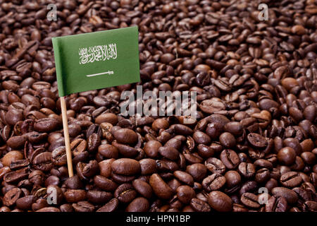 Bandiera della Arabia Saudita bloccata in chicchi di caffè tostati.(serie) Foto Stock