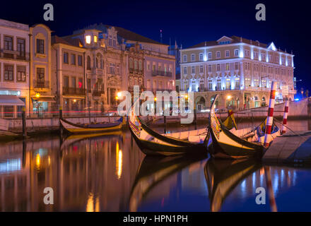 Il centro storico di Aveiro con tradicional Moliceiro barche di notte Foto Stock