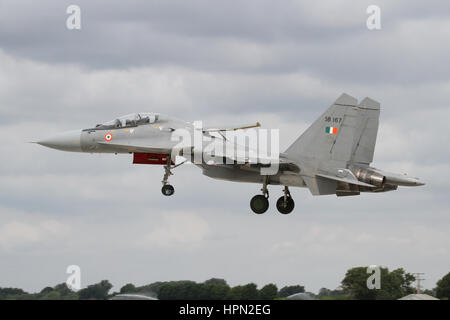 Uno dei quattro forza aerea indiana SU-30MKI Flankers arrivando a RAF Typhoon nel luglio 2015 per esercitare Indradhanush, il giunto indiana e RAF esercizio. Foto Stock