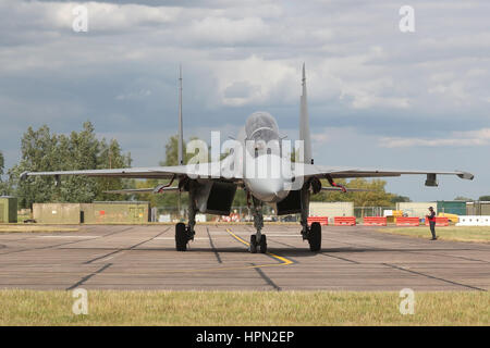 Forza aerea indiana Su-30MKI Flanker rullaggio per la sua dispersione a RAF Coningsby durante l'esercizio Indradhanush. Foto Stock