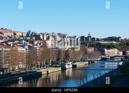 Spagna: skyline di Bilbao e fiume Nervion con vista del Zubizuri, il ponte bianco o il Campo Volantin Bridge da Santiago Calatrava Foto Stock