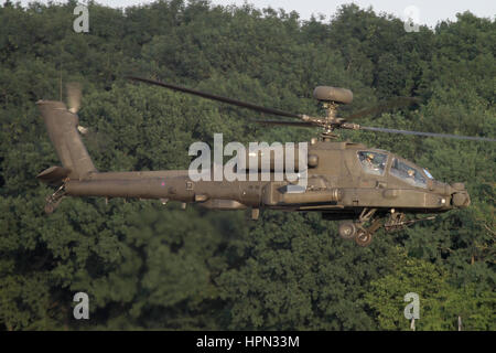 In base Wattisham Army Air Corps WAH-64 Apache AH1 superamento della pista e andare in giro per un altro circuito. Foto Stock