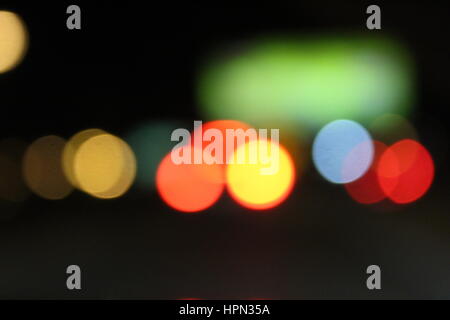 Sfocate luci auto su una autostrada di notte Foto Stock