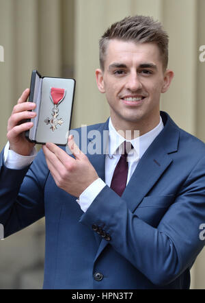 Medaglia d'oro vincendo ginnasta olimpionica Max Whotlock dopo che ha ricevuto il suo membro dell'ordine dell'Impero Britannico (MBE) medaglia durante una cerimonia di investitura a Buckingham Palace di Londra. Foto Stock