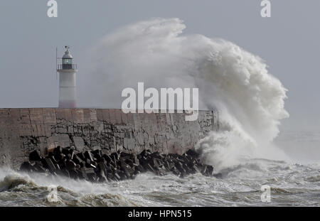 Onde infrangersi sopra il faro in Newhaven, East Sussex, in quanto i voli sono stati annullati e pendolari sono stati avvertiti che hanno affrontato i ritardi dopo la tempesta Doris ha raggiunto quasi 90mph sul suo modo di pastella Gran Bretagna. Foto Stock