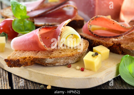 Sud speck tirolese snack con pietra fresca cotta al forno pane e formaggio di montagna Foto Stock