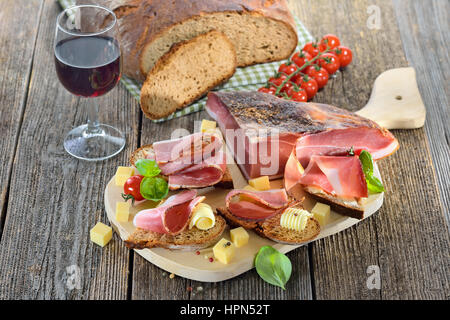 Sud speck tirolese snack con pietra fresca cotta al forno pane e formaggio di montagna Foto Stock