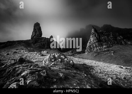 Il vecchio uomo di Storr è una sorprendente serie di pilastri di roccia sulla cresta Totternish sull'estremità settentrionale dell'Isola di Skye, Isole scozzesi, Scozia Foto Stock