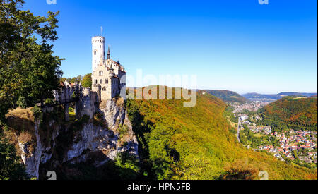Castello di Lichtenstein oltre il villaggio Honau nel Giura Svevo Foto Stock