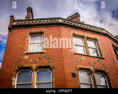 Ornati in cotto dettaglio sopra una finestra di edificio, Thirsk, North Yorkshire, Regno Unito. Foto Stock