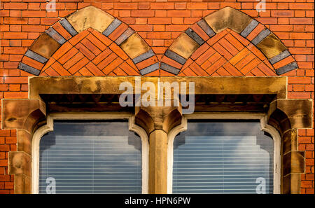 Ornati in cotto dettaglio sopra una finestra di edificio, Thirsk, North Yorkshire, Regno Unito. Foto Stock