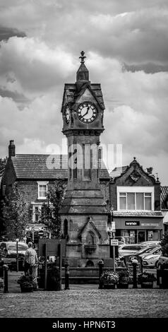 Clock Tower nel centro di Piazza del Mercato, Thirsk, North Yorkshire, Regno Unito. Foto Stock