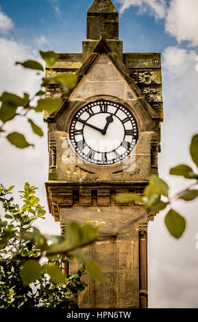 Clock Tower nel centro di Piazza del Mercato, Thirsk, North Yorkshire, Regno Unito. Foto Stock