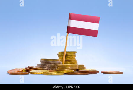 Bandiera dell'Austria in un pacco misto di monete europee e uno sfondo blu.(serie) Foto Stock