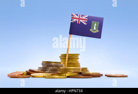 Bandiera delle Isole Vergini (UK) in una pila mista di monete europee e uno sfondo blu.(serie) Foto Stock