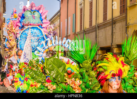 Carnevale di Cento Sfilata carri allegorici le vie del paese Foto Stock