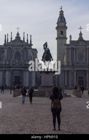 Turistica prendendo una foto con il loro telefono cellulare del monumento a Emanuele Filiberto in Piazza San Carlo, 10123 Torino, Italia Foto Stock
