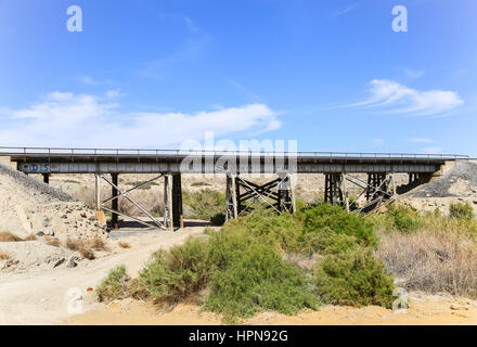 Durmid, California, Stati Uniti d'America - 26 Maggio 2015: Rail Bridge accanto alla California State Route 111 con il logo della ex ferrovia società del Pacifico meridionale. Foto Stock