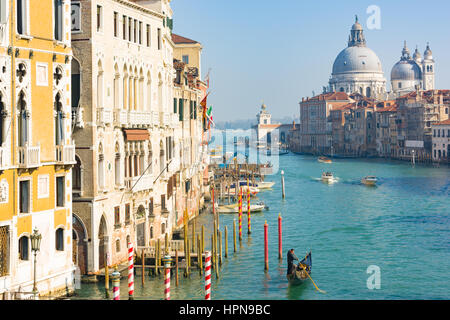 Vista del Canal Grande di Venezia vista dal ponte dell'accademia Foto Stock