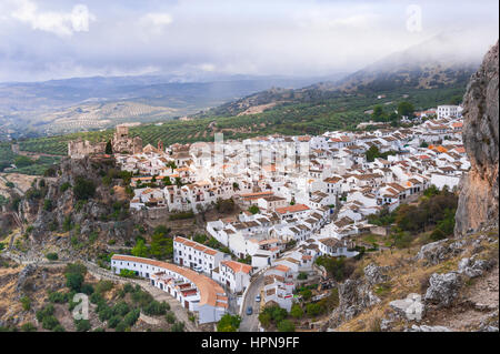Villaggio Zuheros dal di sopra, bianche città dell'Andalusia, provincia di Cordoba, Spagna Foto Stock