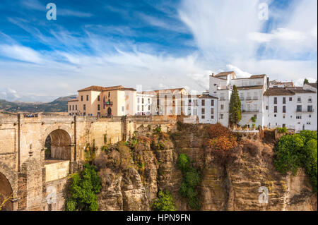 Il nuovo ponte di Ronda sopra la Gola di El Tajo e il fiume Guadalevín, provincia di Malaga, Andalusia, Spagna Foto Stock