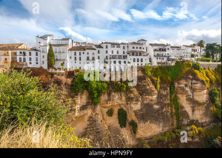 Città vecchia di Ronda, case in corrispondenza della gola laterale, provincia di Malaga, Andalusia, Spagna Foto Stock