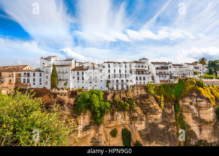 Città vecchia di Ronda, case in corrispondenza della gola laterale, provincia di Malaga, Andalusia, Spagna Foto Stock