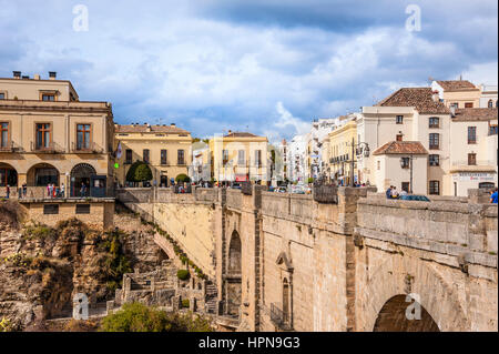 Il nuovo ponte di Ronda sopra la Gola di El Tajo e il fiume Guadalevín, provincia di Malaga, Andalusia, Spagna Foto Stock