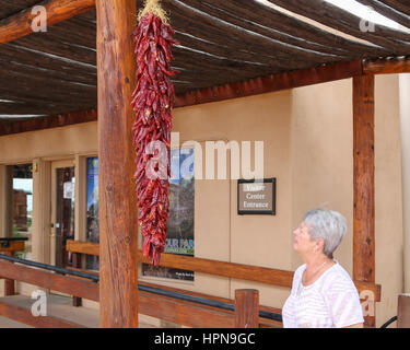 Ristras sono le stringhe del Cile appeso al di fuori del centro visitatori, Petroglyph National Monument, Albuquerque, Nuovo Messico, STATI UNITI D'AMERICA Foto Stock