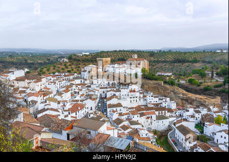 Panorama con village a Setenil de las Bodegas; case bianche sotto le rocce, provincia di Cádiz, Andalucía, Spagna Foto Stock