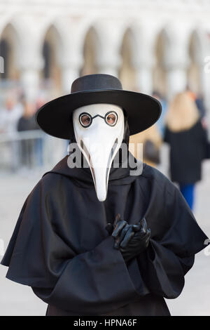 Il costume tradizionale e la maschera del Medico della Peste visto di fronte al Palazzo del Doge durante il 2017 il carnevale di Venezia Foto Stock