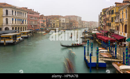 La vista lungo il canal Grande a Venezia, Italia, visto dal Ponte di Rialto. Foto Stock