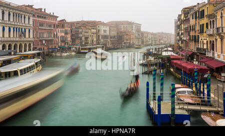 La vista lungo il canal Grande a Venezia, Italia, visto dal Ponte di Rialto. Foto Stock