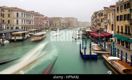 La vista lungo il canal Grande a Venezia, Italia, visto dal Ponte di Rialto. Foto Stock