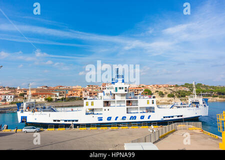 Saremar traghetto naviga da Palau, (Nord Sardegna) per l'isola di La Maddalena, l'isola principale dell'Arcipelago di Maddalena,Italia Foto Stock