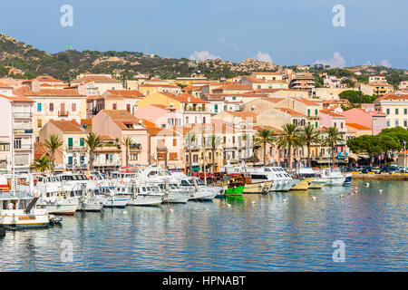 Vista del porto di La Maddalena città dal traghetto, Nord Sardegna, Italia Foto Stock