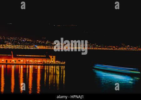 Izmir konak pier vista porte di sera una lunga esposizione, Izmir konak rihtimi gece manzarasi uzun pozlama Foto Stock