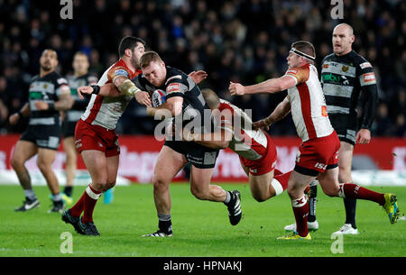 Hull FC's Scott Taylor è affrontato da catalani draghi' Ben Garcia e Sam Moa durante il Betfred Super League match al KCOM Stadium, scafo. Foto Stock