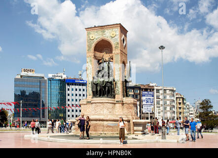 Un monumento chiamato 'Cumhuriyet Anıtı' al fondatore della repubblica turca "Atatürk' a piazza Taksim di Istanbul. Persone appendere intorno ad esso. Foto Stock