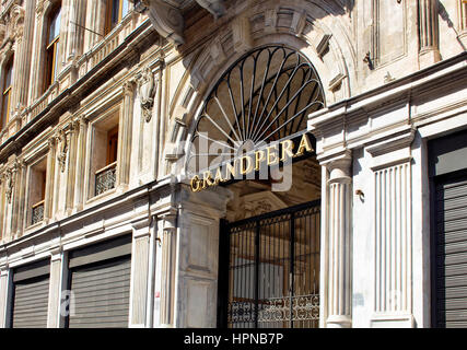 Digital Signage di ultimamente rinnovato storico, vecchio e famoso edificio sul viale Istiklal in Beyoglu Istanbul. Area è stato un centro di attrazione e di un simbolo Foto Stock