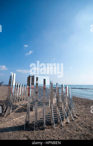 Uno dei 2017 inverno arte scultorea installazioni intitolata l illusoria costruita sulla vita inutilizzati salvataggio stazioni su Kew beach in Toronto Ontario Canada Foto Stock